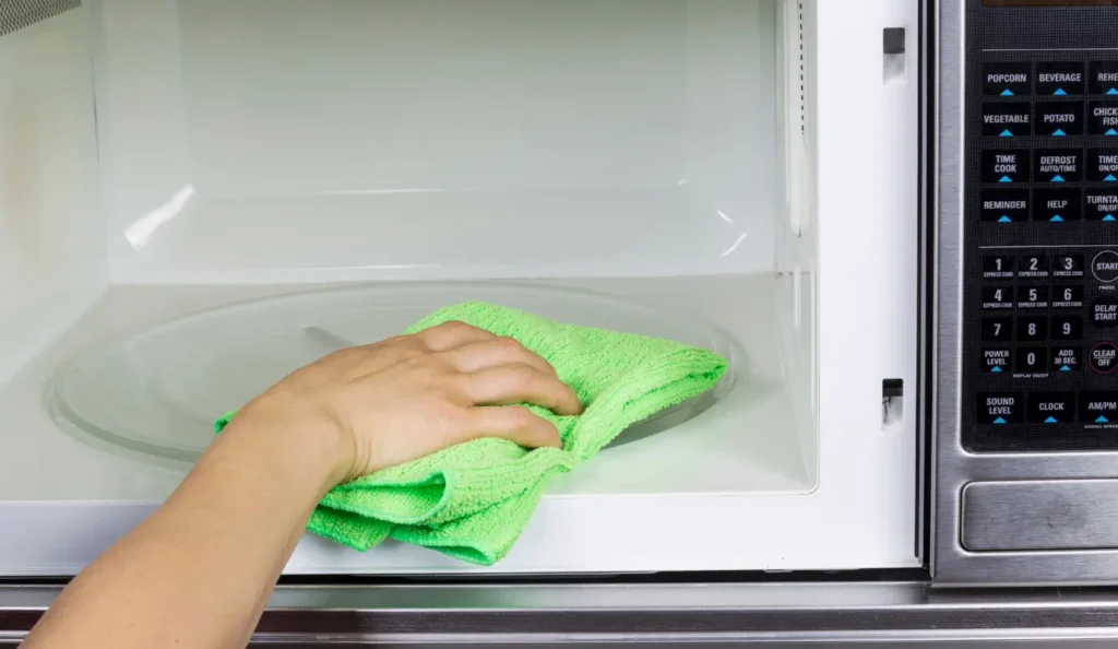 Como limpar micro-ondas: truques caseiros simples