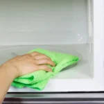 Como limpar micro-ondas: truques caseiros simples