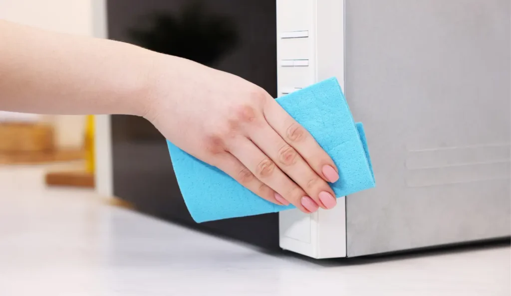 como limpar micro-ondas com pano úmido 